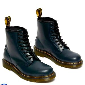 CULTURAL ICON: 1460 SMOOTH LEATHER LACE UP BOOTS Women’s size 9